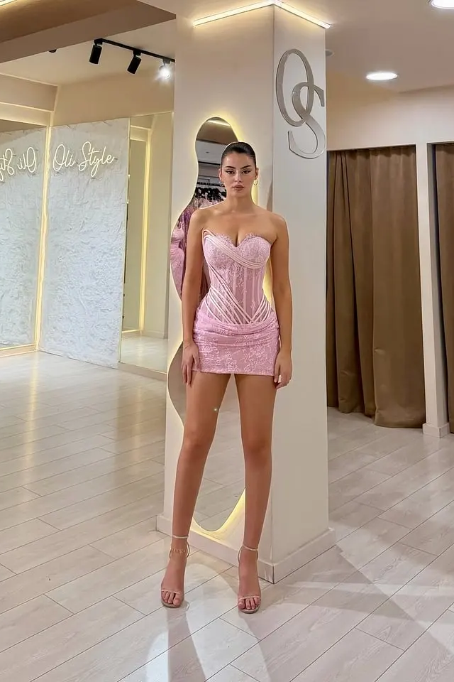 Romantic Pink Sweetheart Strapless Sleeveless Lace Mini Homecoming Dresses