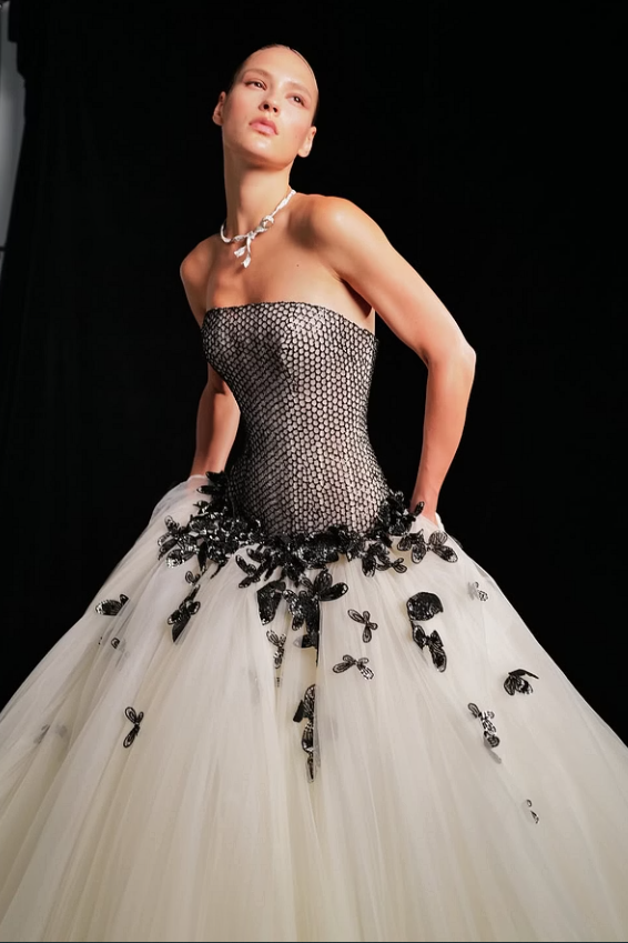 Luxurious Black White Strapless Sleeveless Tulle Prom Dresses Long With Pocket Pleats