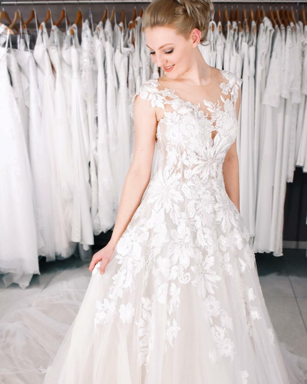 Beautiful Long A-Line Bateau Appliques Lace Pearl Tulle Wedding Dress-showprettydress