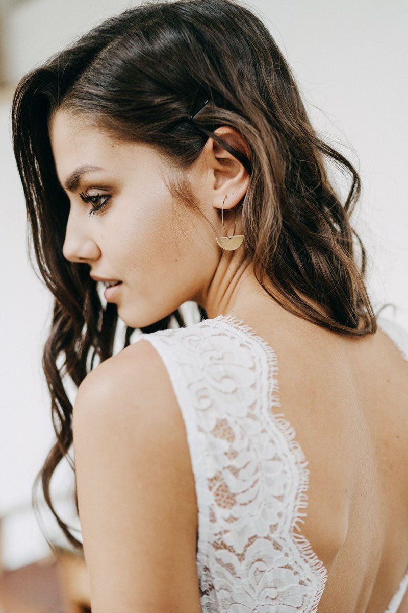 Casual Wedding Dress Tulle A-line Chic V-Neck Sleeveless Lace Long Bridal Gowns-Showprettydress