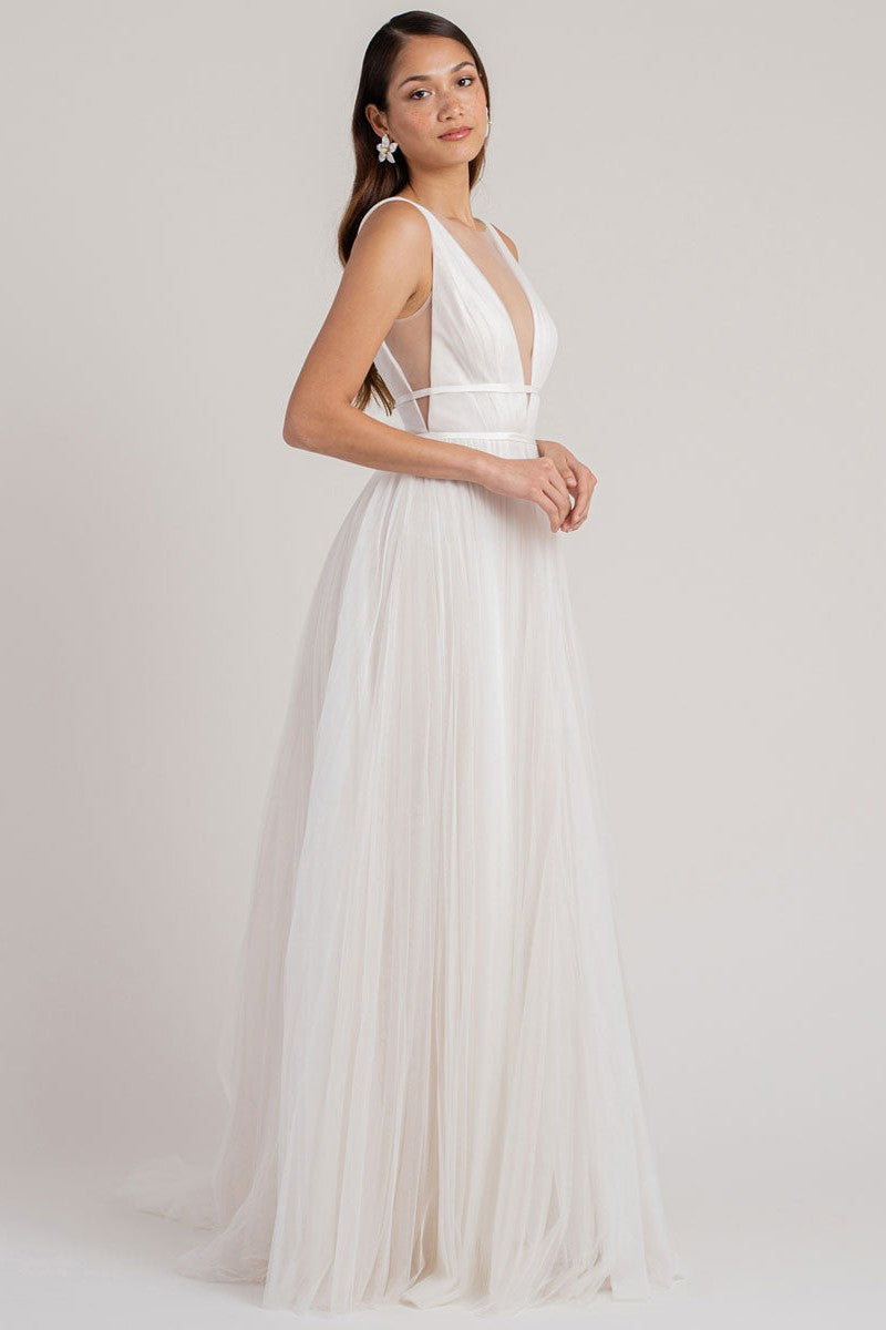 Casual White Wedding Dress A-Line Chic V-Neck Sleeveless Long Pleated Tulle Bridal Gowns-Showprettydress