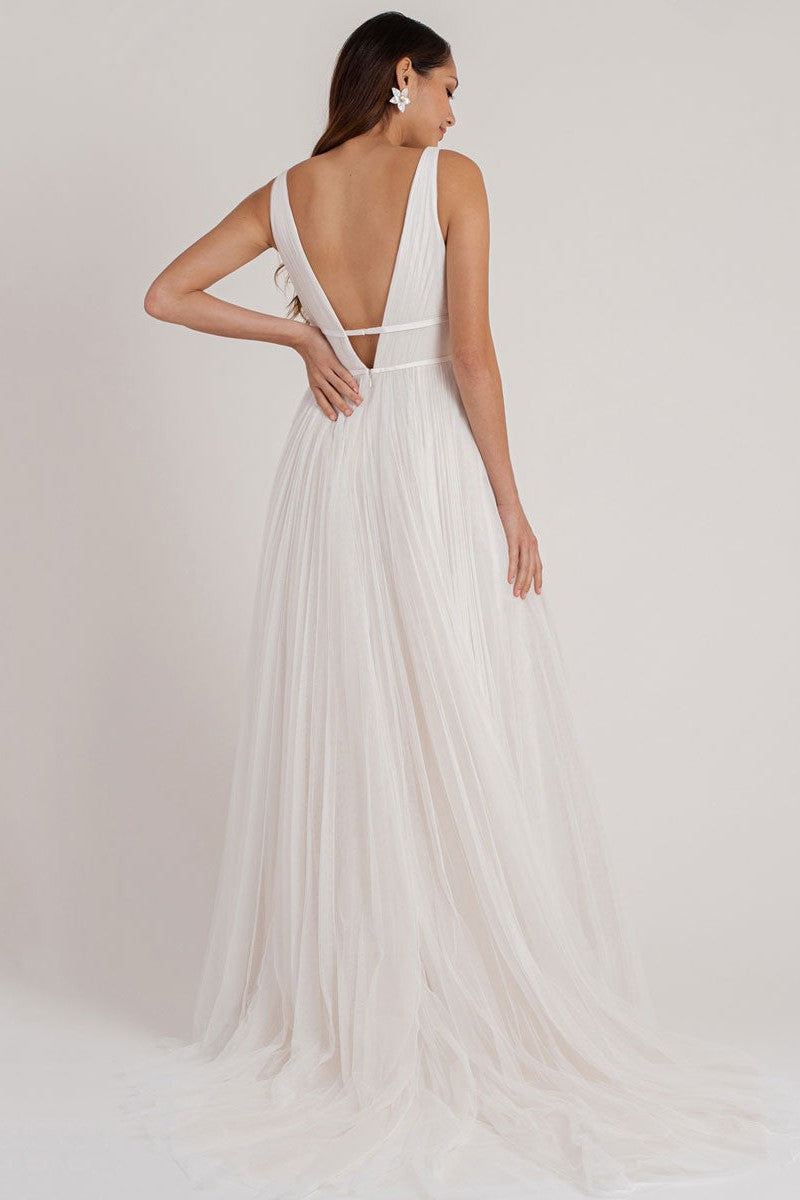 Casual White Wedding Dress A-Line Chic V-Neck Sleeveless Long Pleated Tulle Bridal Gowns-Showprettydress