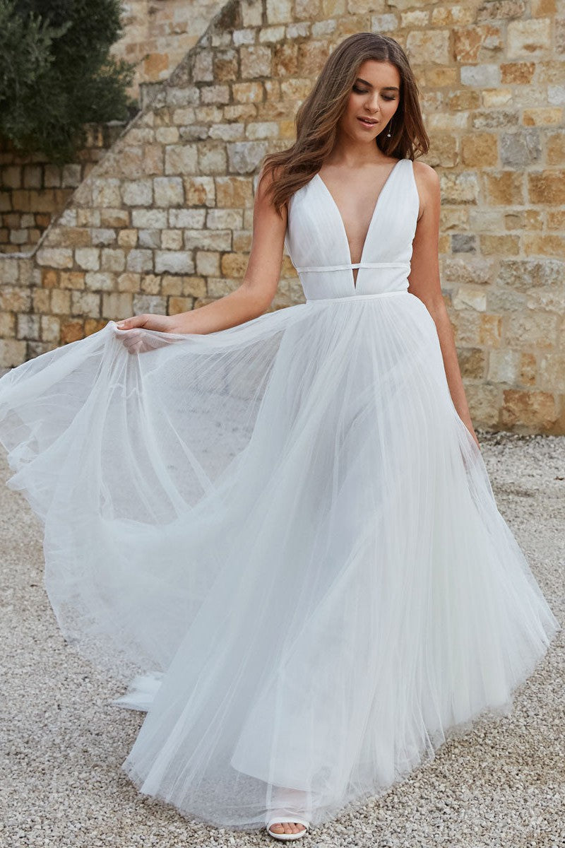 Casual White Wedding Dress A-Line Chic V-Neck Sleeveless Long Pleated Tulle Bridal Gowns-Showprettydress