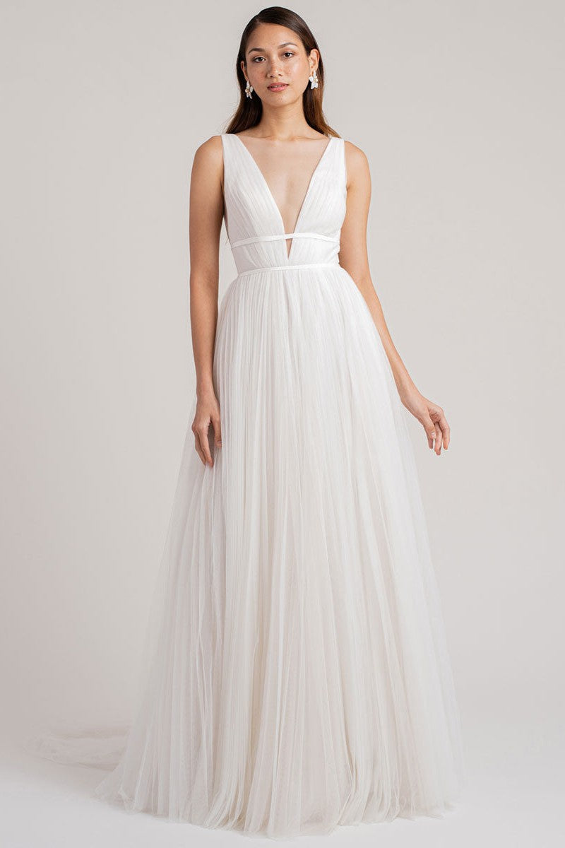 Casual White Wedding Dress A-Line Chic V-Neck Sleeveless Long Pleated Tulle Bridal Gowns-Showprettydress