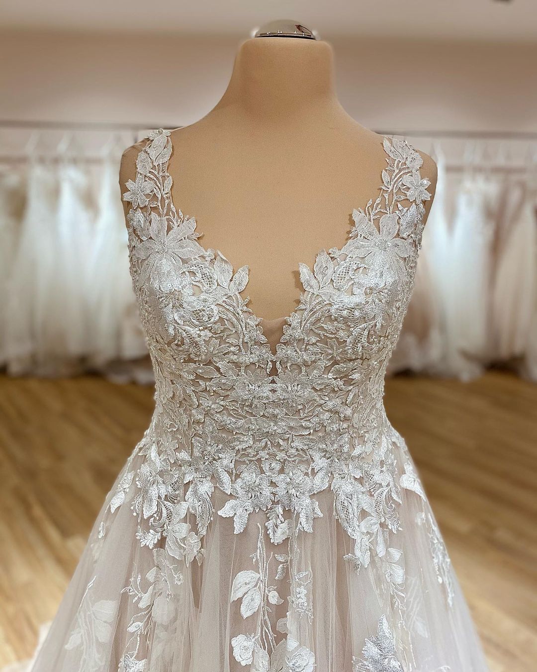 Elegant Long A-Line V-neck Spaghetti Straps Appliques Lace Ruffles Tulle Wedding Dress-showprettydress