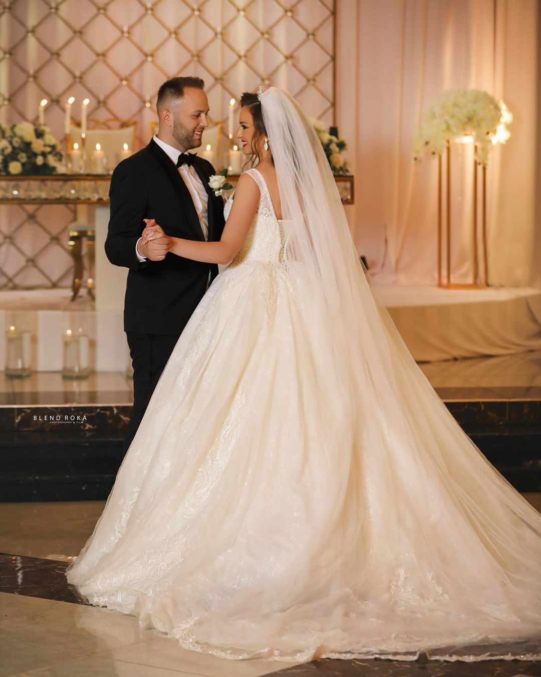 Glamorous Long Ball Gown V-neck Tulle Wedding Dress with Lace Appliques-showprettydress