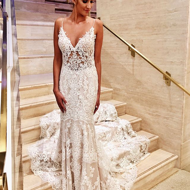 Glamorous White V Neck Lace Mermaid Slim Wedding Bridal Dress-showprettydress