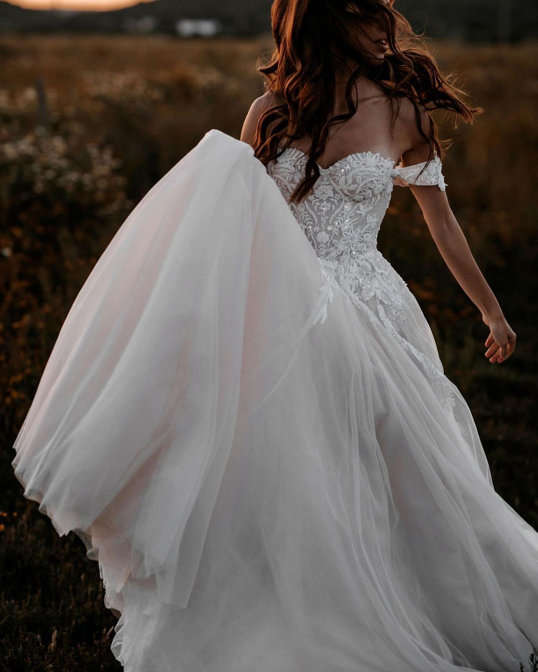 Gorgeous Long A-line Off-the-shoulder Tulle Wedding Dress with Appliques Lace-showprettydress