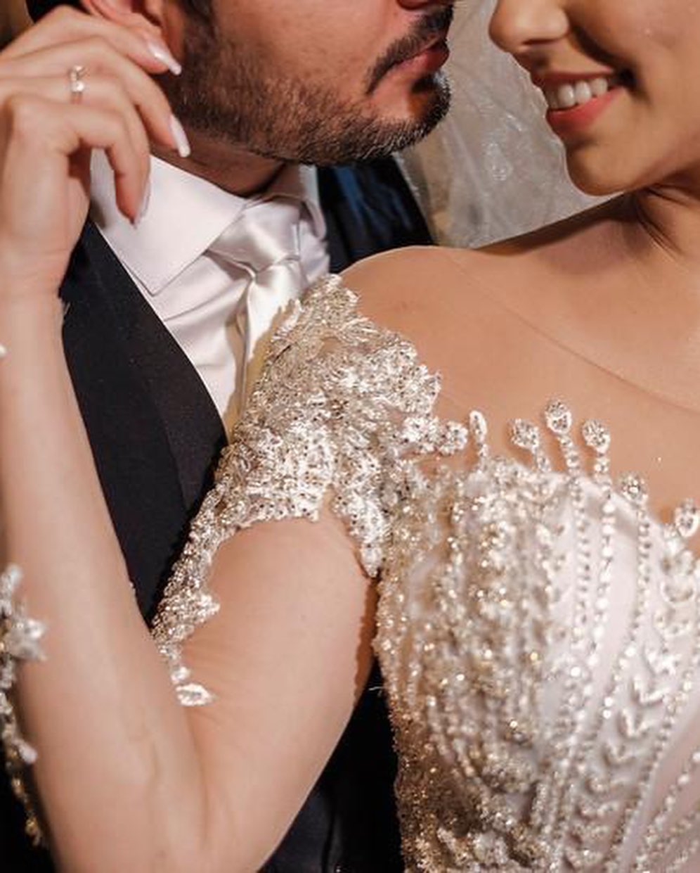 Long Sleeves Mermaid Off-the-shoulder Tulle Wedding Dress with Appliques Lace-showprettydress