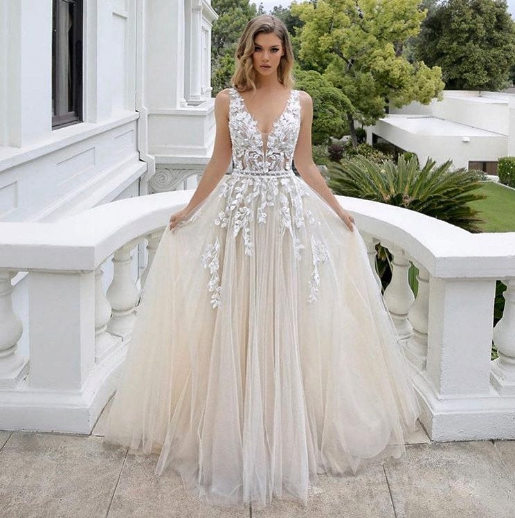 Luxury Long A-line V-neck Tulle Sleeveless Backless Wedding Dress with Lace-showprettydress