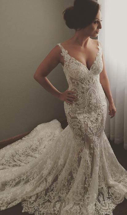 Modern Sleeveless V Neck Wedding Dress Mermaid Bridal Gowns with Lace Appliques-showprettydress