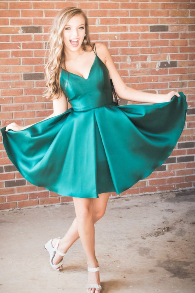 Spaghetti Straps V-neck Homecoming Dress Chic Backless Short Cocktail Dress-showprettydress