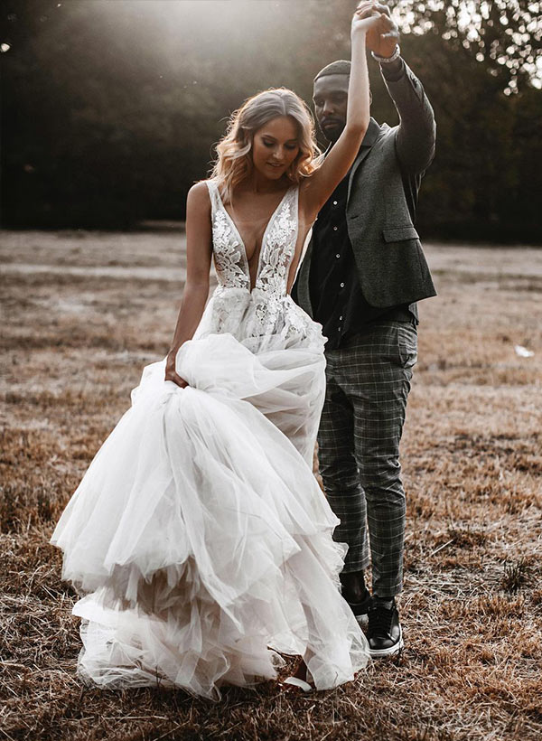 V-Neck Sleeveless Boho Garden Wedding Dresses Sweep Train Tulle Lace Appliques-Showprettydress