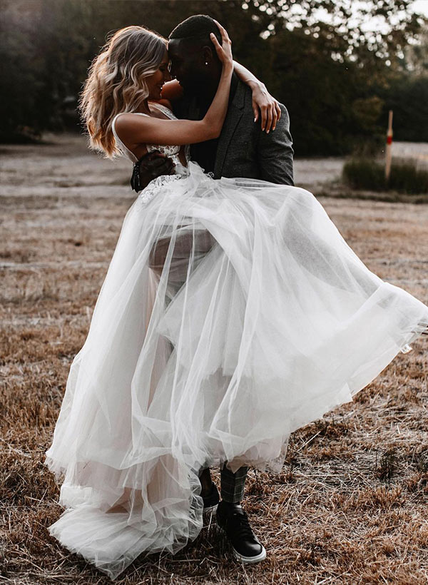 V-Neck Sleeveless Boho Garden Wedding Dresses Sweep Train Tulle Lace Appliques-Showprettydress