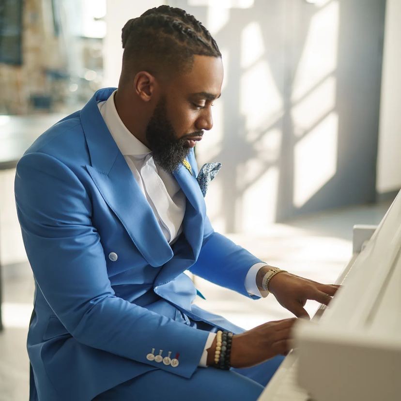 Blue Peaked Lapel Double-Breasted Prom Suit