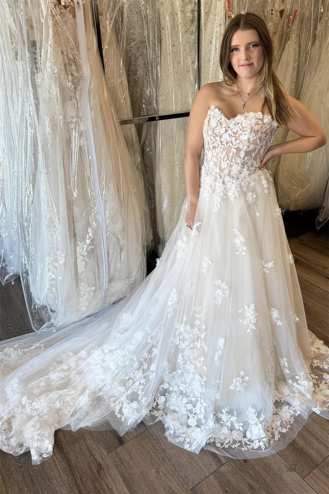Glamorous Strapless Tulle Sleeveless Wedding Dresses Appliques Lace A-Line With Lace-Up Back