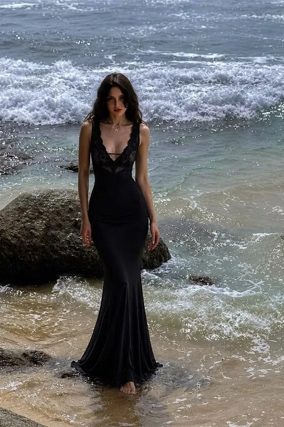 Romantic Black V-Neck Straps Sleeveless Satin Lace Mermaid Sheath Prom Dresses