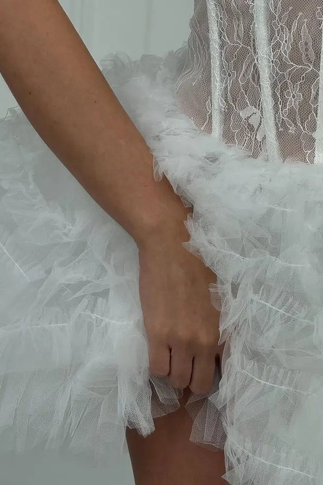 Elegant White Sweetheart Strapless Sleeveless Tulle Lace Homecoming Dresses Mini With Pleats