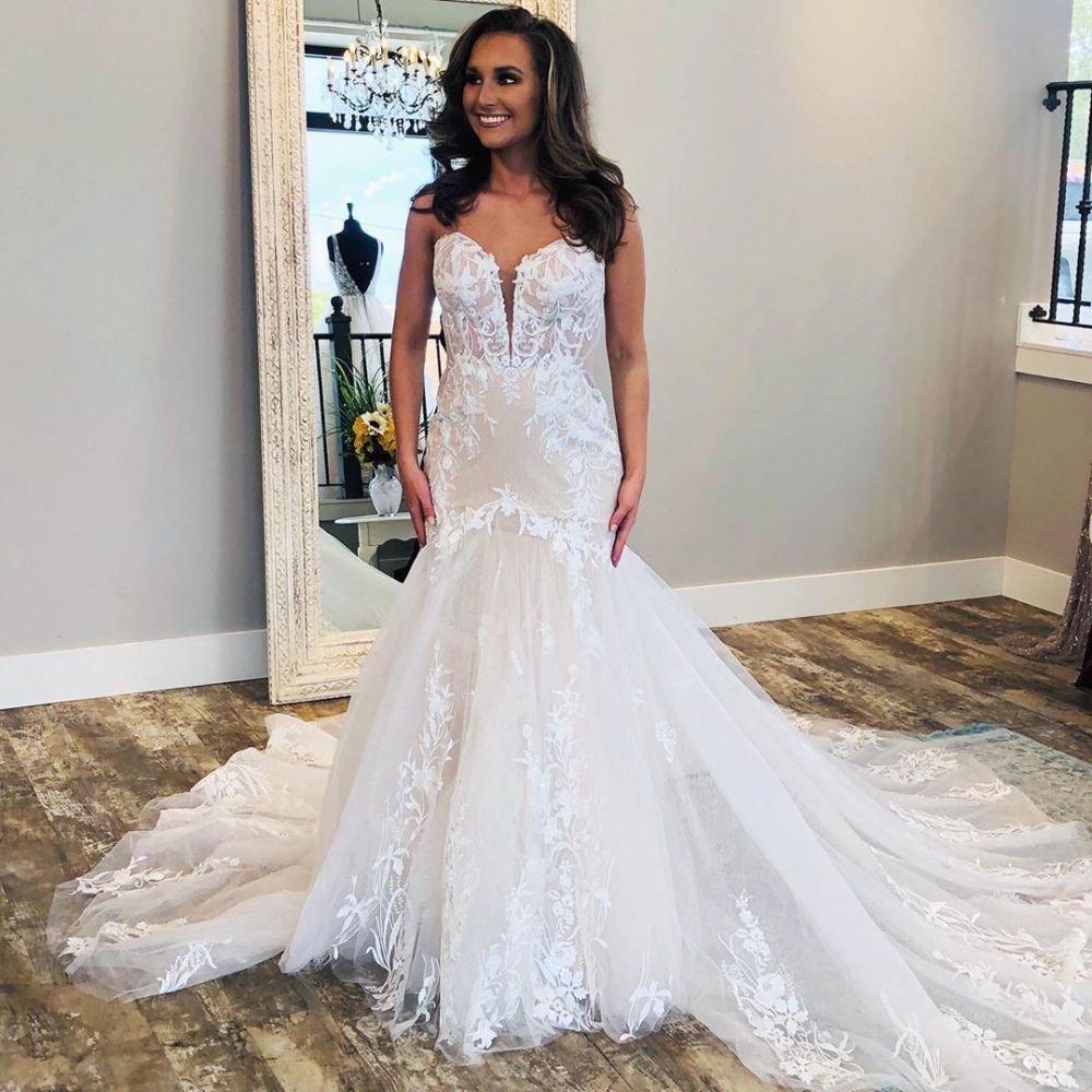 Affordable V neck Sleeveless White Lace Bridal gowns with Train-showprettydress
