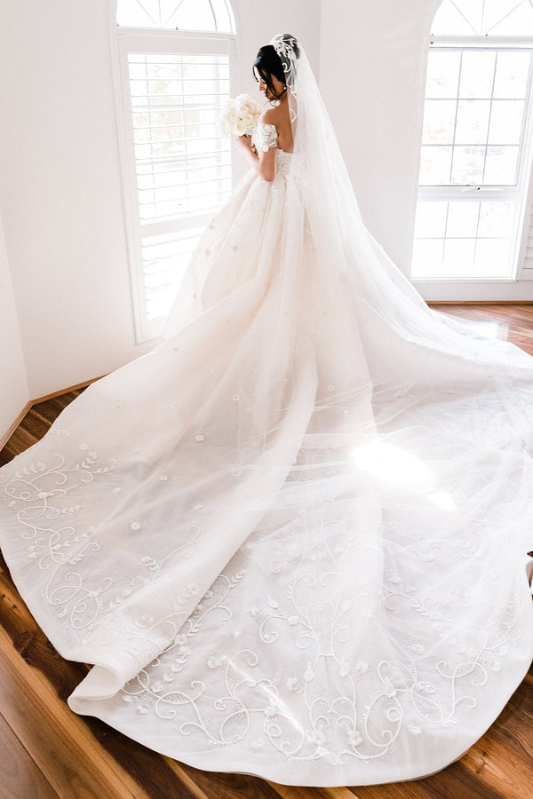 Ball Gown Off-the-shoulder Floor Length Tulle Applique Wedding Dress-showprettydress