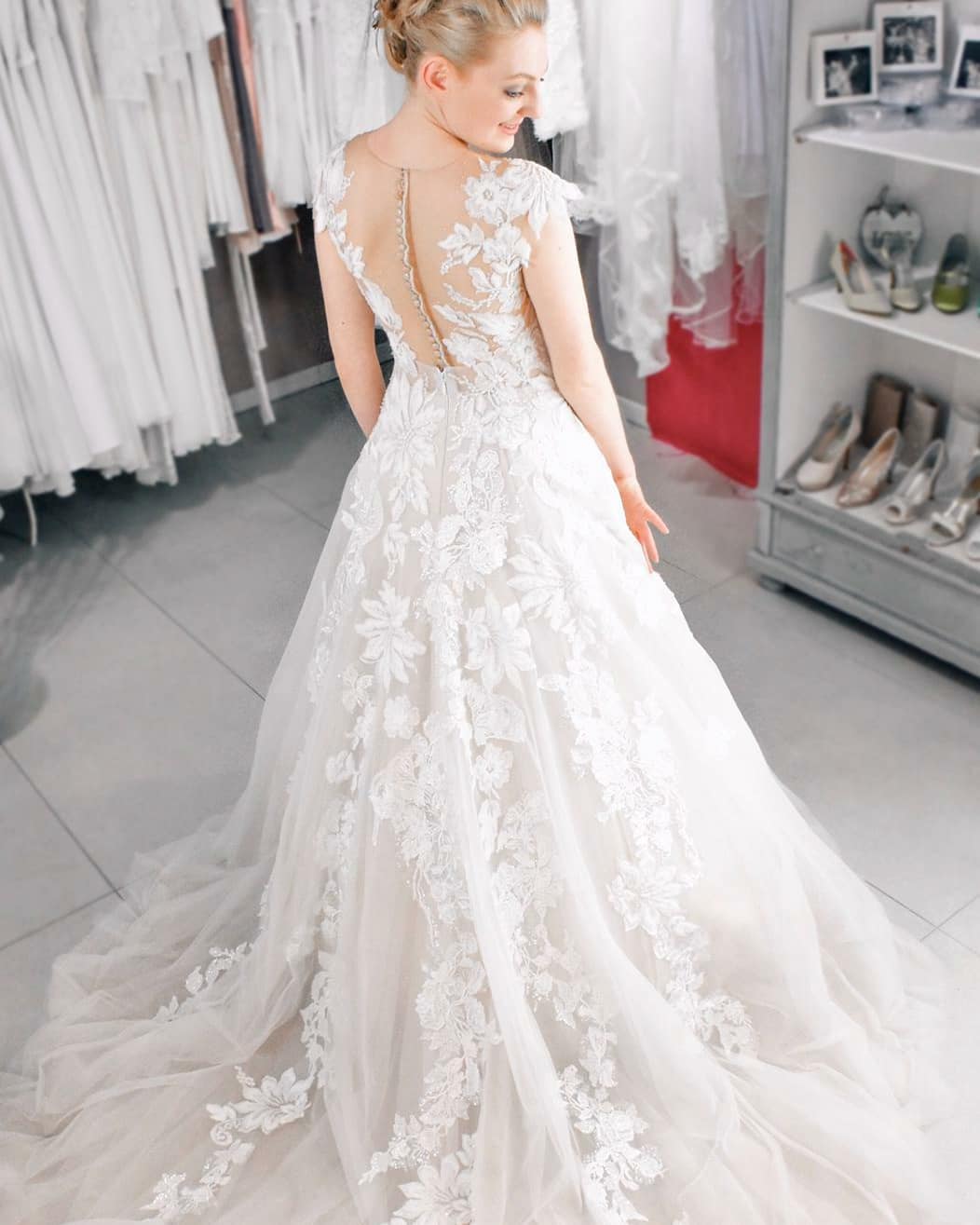 Beautiful Long A-Line Bateau Appliques Lace Pearl Tulle Wedding Dress-showprettydress