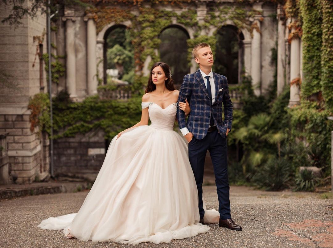 Beautiful Long Princess Tulle Off-the-shoulder A-line Wedding Dress with Chapel Train-showprettydress