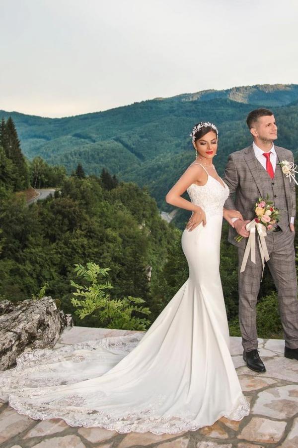Charming Long Mermaid V-neck Backless Wedding Dress with Lace Appliques-showprettydress