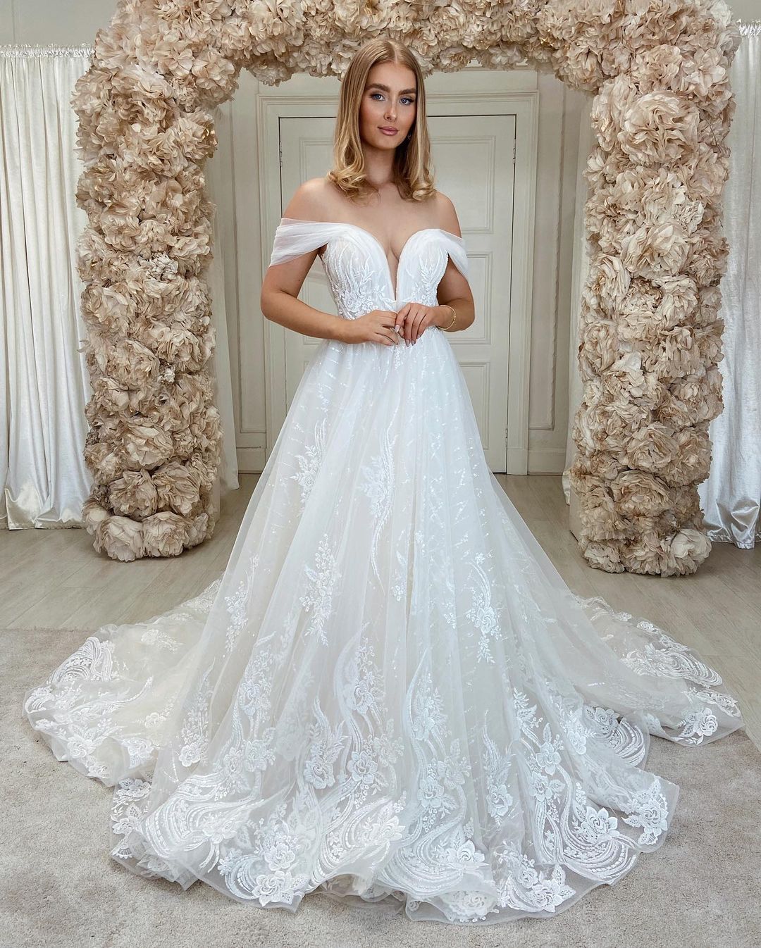 Chic Long A-line Off-the-shoulder Tulle Lace Wedding Dress-showprettydress