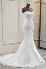 Chic Long Mermaid Strapless Lace Appliques Wedding Dress-showprettydress