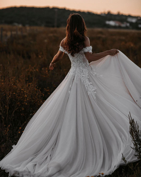 Gorgeous Long A-line Off-the-shoulder Tulle Wedding Dress with Appliques Lace-showprettydress