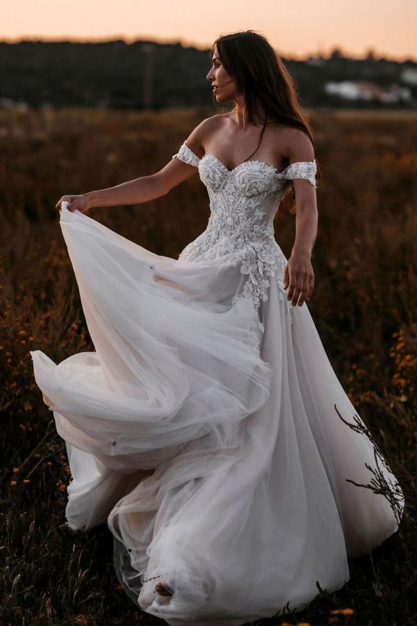 Gorgeous Long A-line Off-the-shoulder Tulle Wedding Dress with Appliques Lace-showprettydress