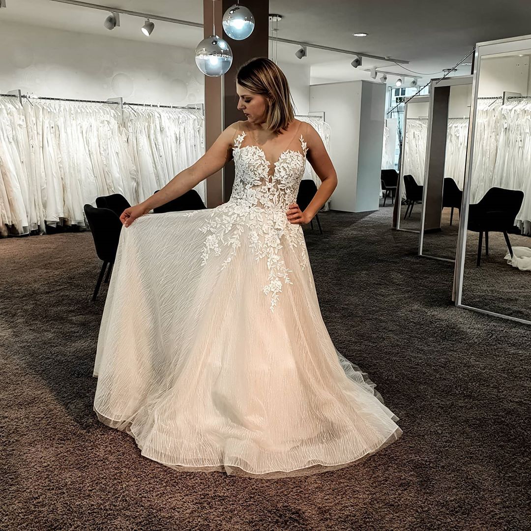Gorgeous Long A-line V-neck Tulle Lace Backless Wedding Dress-showprettydress