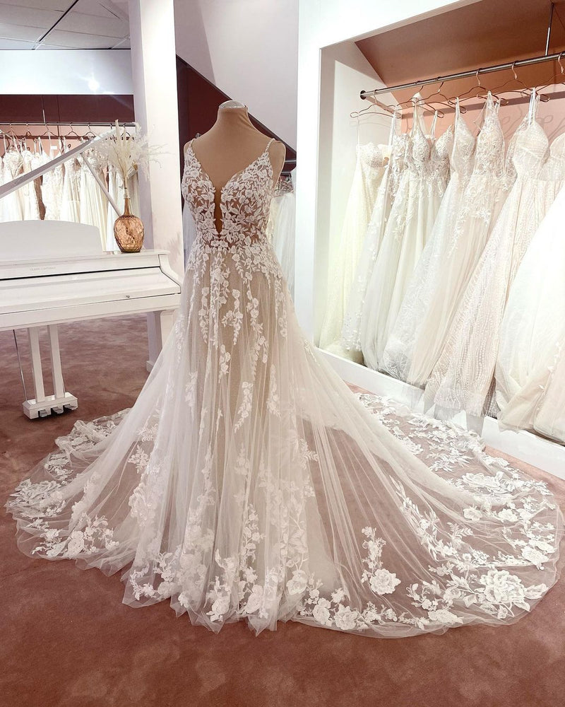 Gorgeous Spaghetti-Straps Lace Wedding Dress Tulle Sleeveless Bridal Gowns-showprettydress