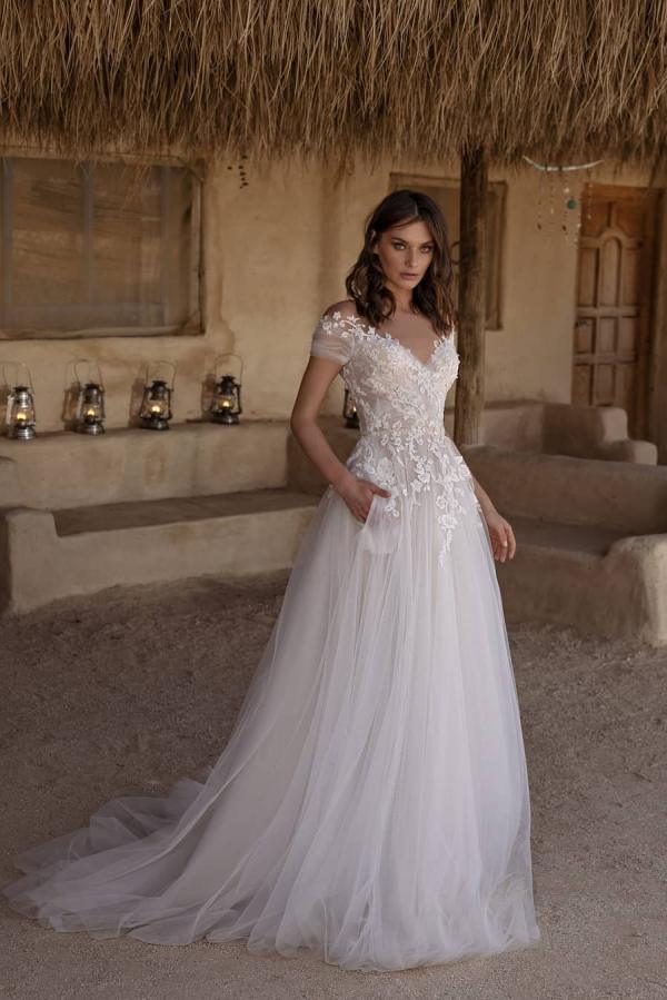 Long A-Line Sweetheart Off-the-Shoulder Appliques Lace Tulle Wedding Dress With Pockets-showprettydress