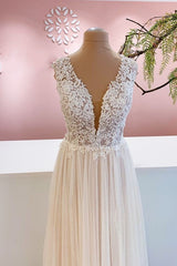 Long A-Line Sweetheart Tulle Backless Wedding Dress With Floral Lace-showprettydress