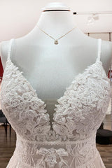 Long A-line V-neck Tulle Sleeveless Appliques Lace Backless Wedding Dress-showprettydress