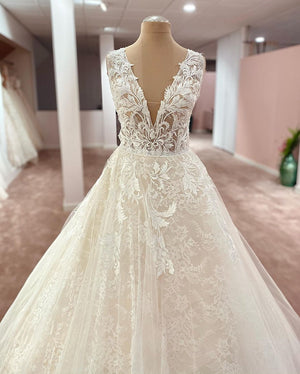 Elegant Long V-neck Wide Straps Tulle A-line Prom Dress with Appliques Lace main image 1