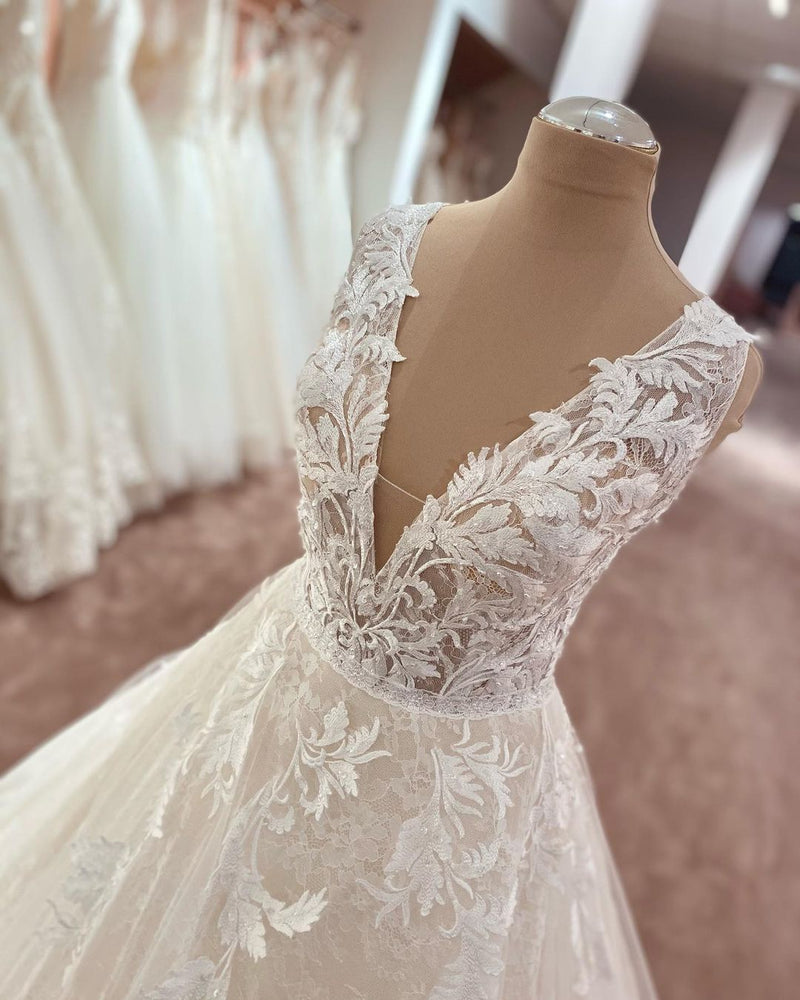 Elegant Long V-neck Wide Straps Tulle A-line Prom Dress with Appliques Lace