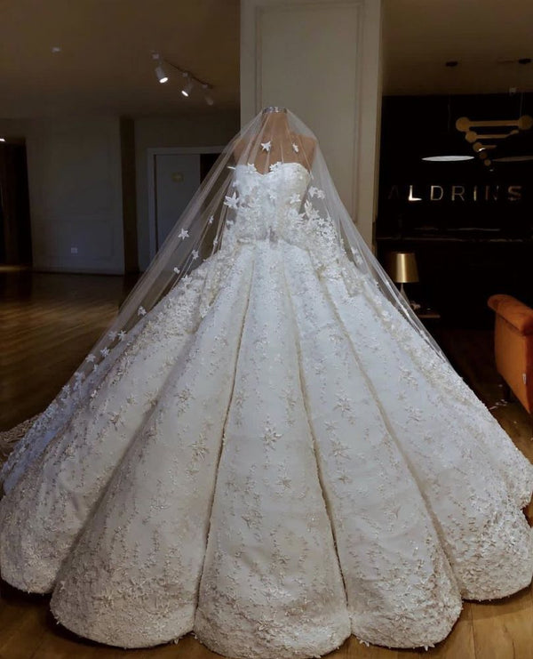 Luxurious Strapless Lace Appliques Beading Sleeveless Ball Gown Wedding Dress-showprettydress