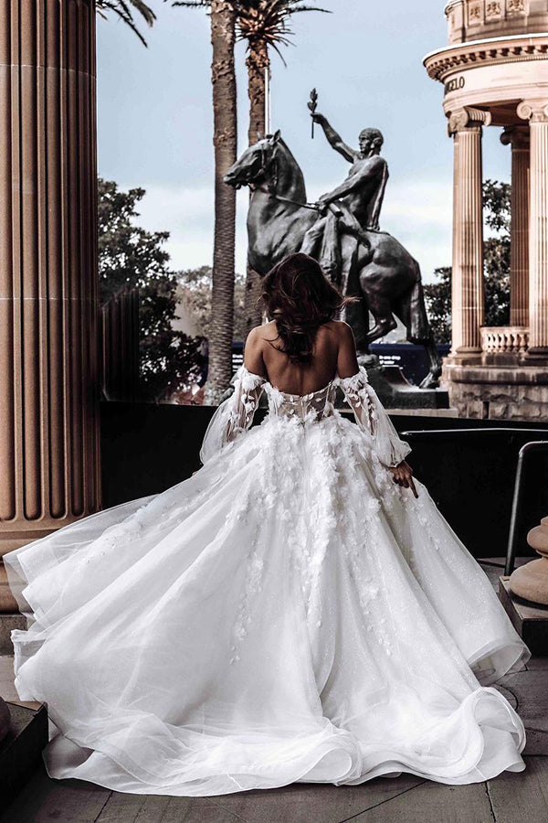 Modern Sweetheart Sleeveless Wedding Dress White 3D Floral Lace Bridal Gown-showprettydress