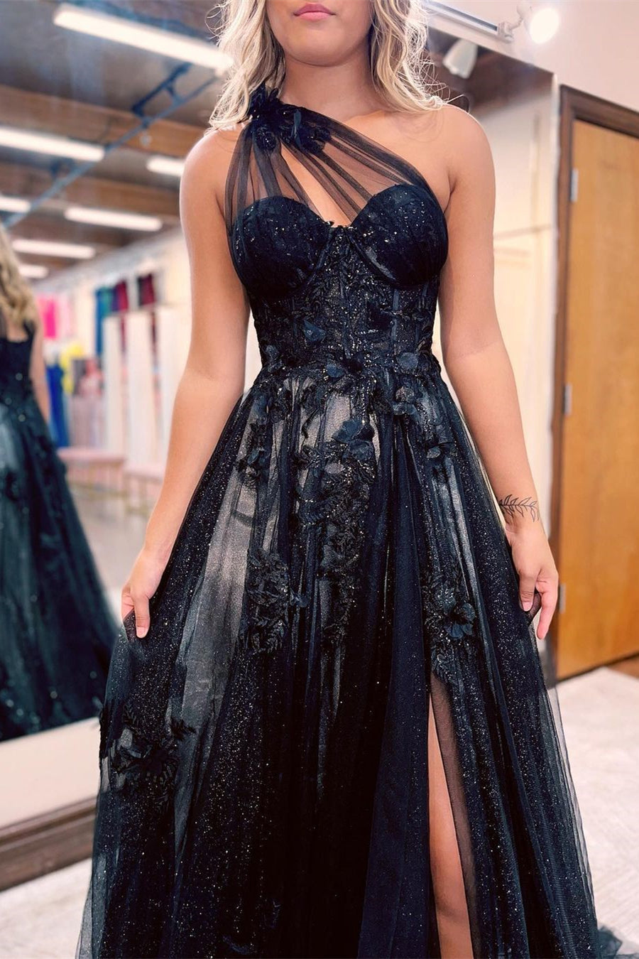 Showprettydess Black One-Shoulder A-Line Prom Dress with Side Split, Tulle & Appliqués-showprettydress