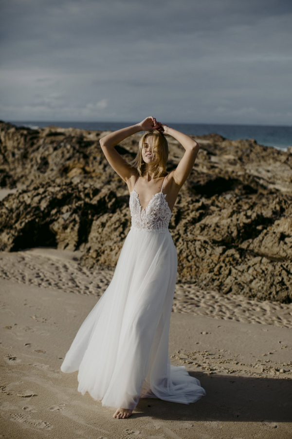 Simple Summer Spaghetti Strap White Beach Tulle Wedding Dress-showprettydress